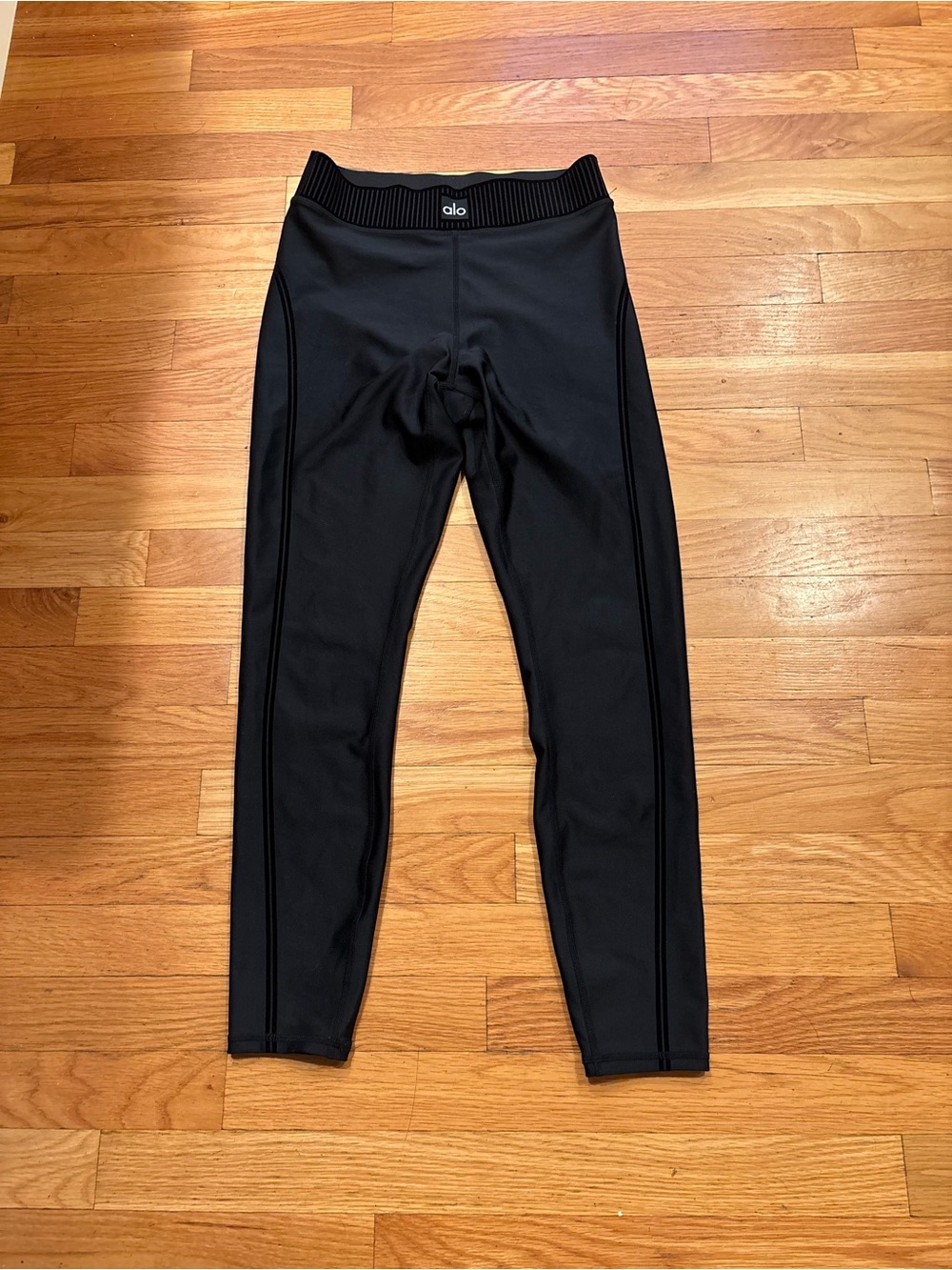 Alo Yoga Airlift Lineup Leggings -Matching Sports Bra on page as well